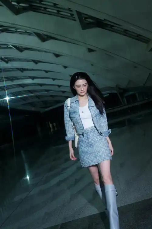 徐璐巴黎时装周出发大片