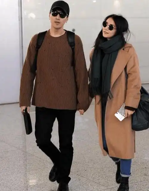 赵又廷一家游玩被拍,高圆圆搀扶亲吻老公,中年夫妻还这么甜!