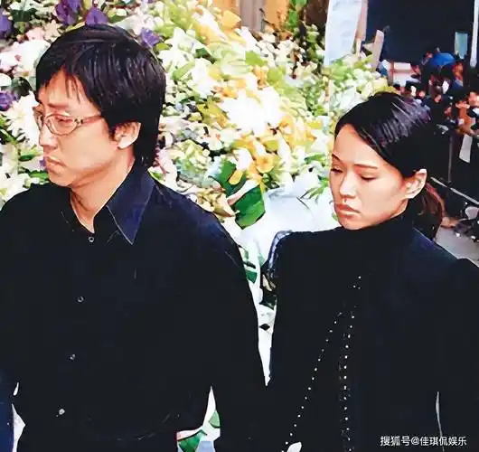 伊能静儿子新恋情,金发碧眼美女合照,配文:爱你一生永远永远_庾澄庆