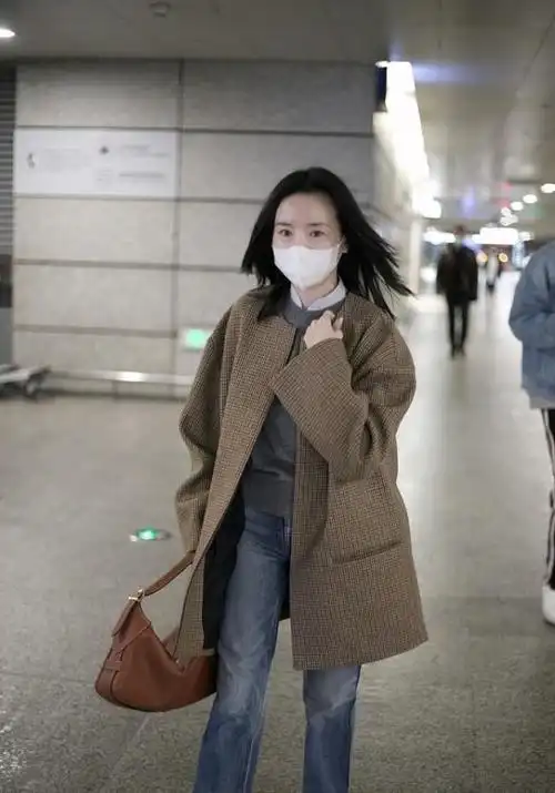 董洁有中年人的样子了穿千鸟格大衣有点发福但素颜状态还不错