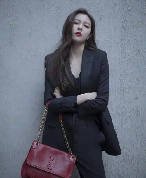 3,米奇白t搭阔腿裤:简洁,日常宋妍霏身穿一件米奇白色的t恤搭配上阔腿