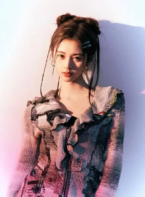 组图:鞠婧祎脏辫丸子头造型甜酷俏皮 穿黑丝短裤秀美腿_高清图集_新浪