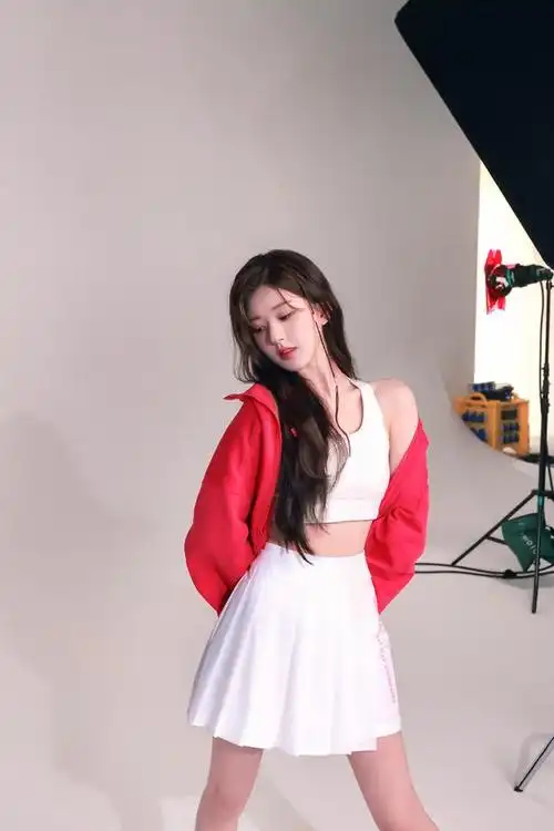 无论是在镜头前还是日常生活中,赵露思总是展现出甜美可爱的一面.