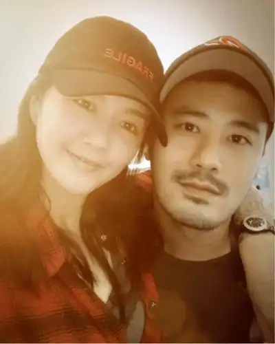 谭维维婚纱照曝光, 上次和男友陈亦飞晒合照肚子有点大