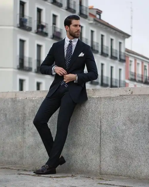 绅士暗格纹有着安静整洁的舒适感带给西装恰到好处的庄重与活力和谐又