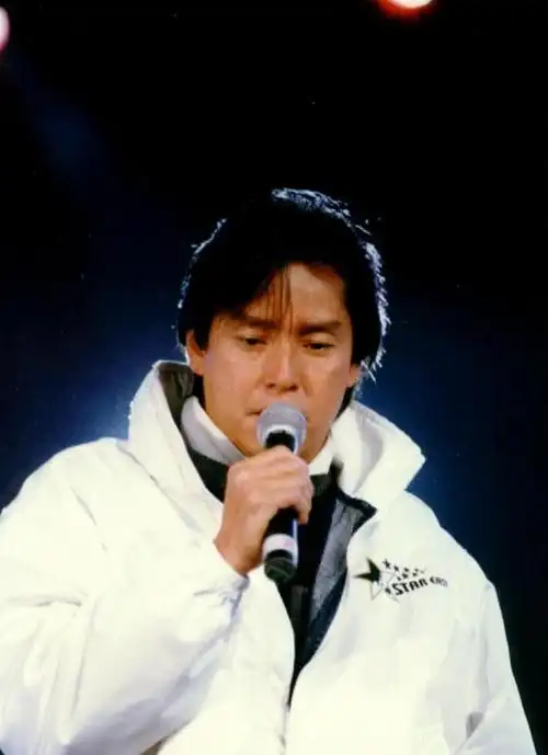 谭咏麟:哄妻子丁克15年,却和19岁情妇生子,多年后追悔莫及