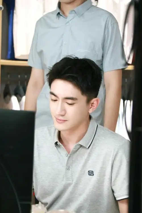 林更新出席某品牌直播活动,以一身极简灰色基础polo衫,利落干净短发