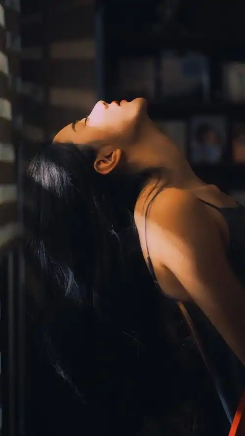 美女孤独感意境摄影