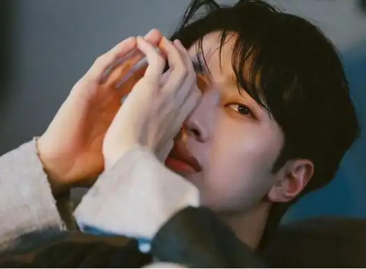 赖冠霖怒怼私生饭,因换酒店警告粉丝克制,黄牛:这事没完_影响