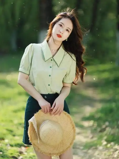 气质女人拍照,落落大方的姿势不能少,拍照上镜温柔很好看