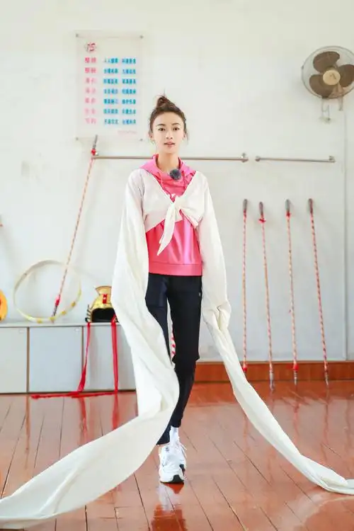 吴谨言甜美俏皮舞姿图片