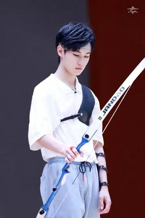 夏日捕娱季#最强体委张真源运动起来真的是太飒了吧篮球射箭样样就è