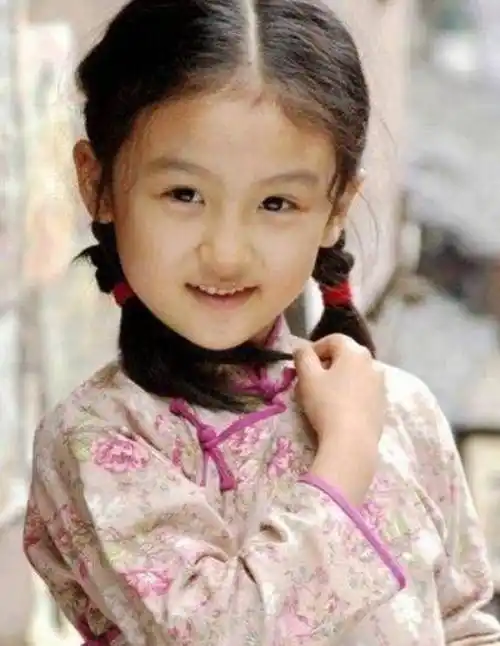 她6岁被成龙抱上春晚,14岁因长相被骂退圈,如今再露面艳压全场_陆子艺