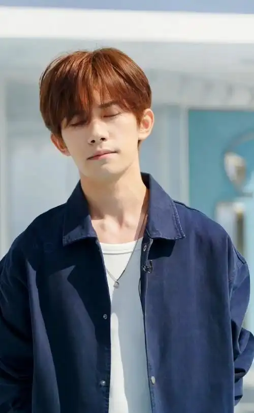 易烊千玺可爱呆毛##易烊千玺 阿玛尼