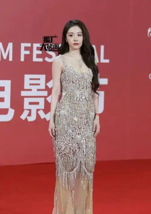 喻言穿着一件银色的裘皮大衣,一眼就能看出他的容貌,再搭配上夺目的