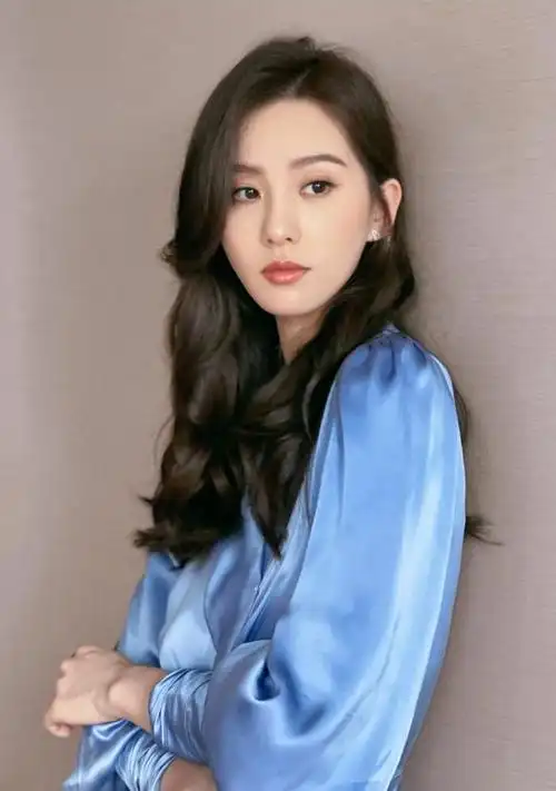 刘诗诗丝绸长裙优雅灵动长发披肩温婉大方吴奇隆果真好眼光