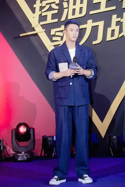 黄景瑜很会穿,"上长下短"造型很显潮流感,没浪费187cm的身高