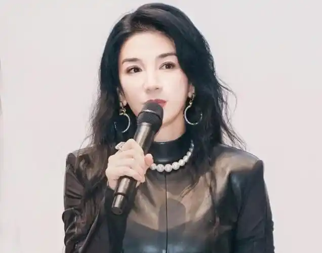 黄奕七年磨一剑,复出之路不.@容姐的娱乐微视的动态