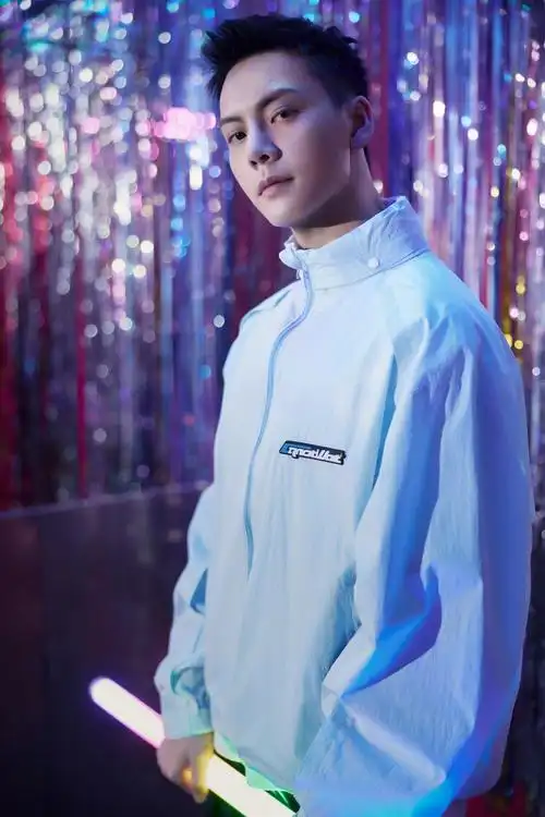 组图:陈伟霆最新写真大片曝光 白t黑裤利落清爽夏日感满满