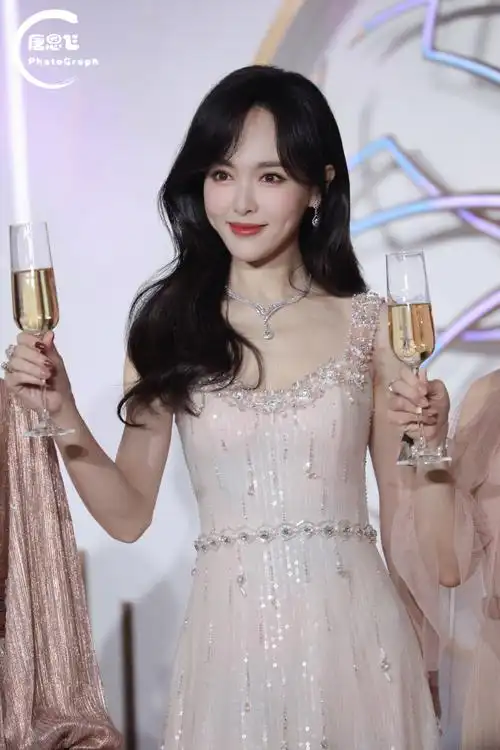 唐嫣六福珠宝全球代言人