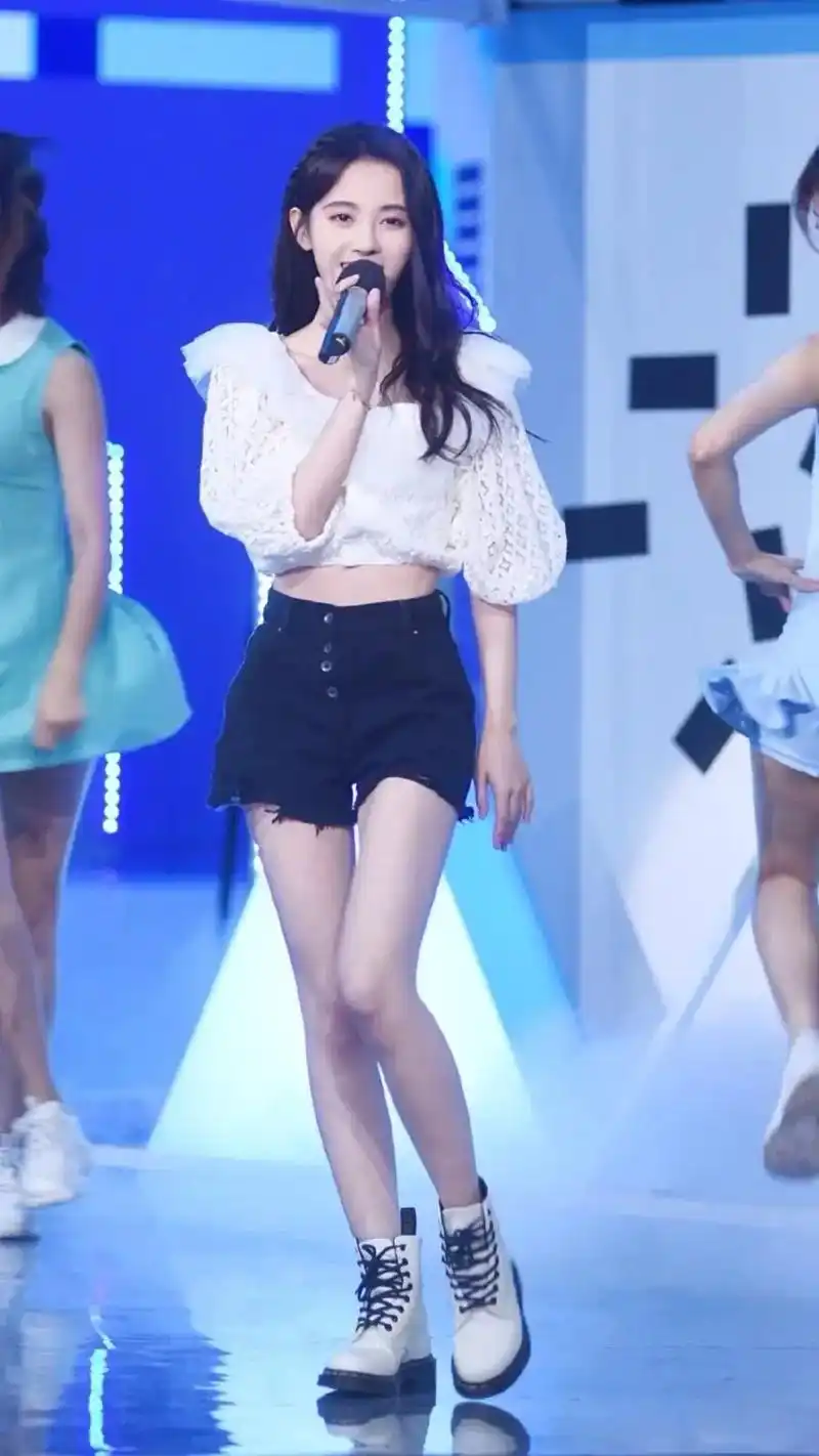 姐姐的腿不是腿塞纳河畔的春水腿#鞠婧祎美图#鞠婧祎