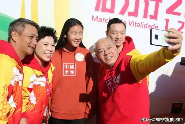 体操王子李宁近照,老婆年近六十却风采依旧,14岁女儿成大美女