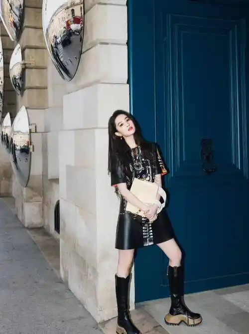 巴黎时装周街拍刘亦菲身穿创意酷炫时尚黑色皮裙