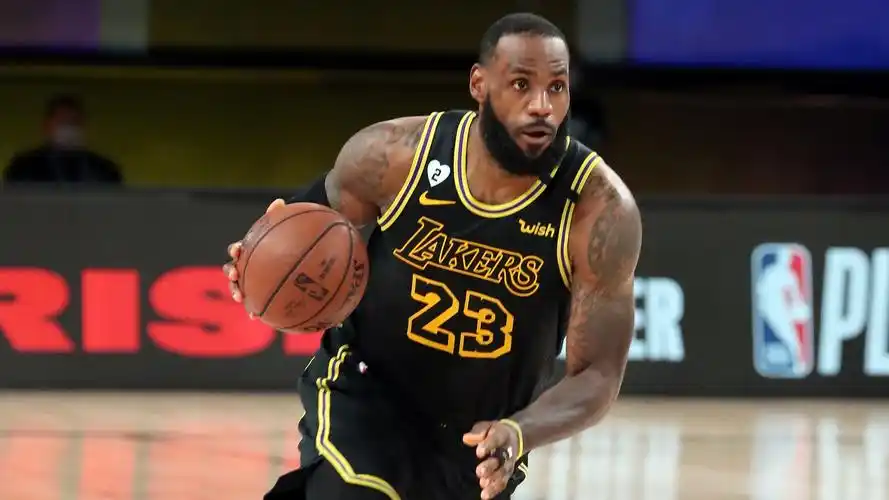 詹姆斯季后赛出场数达到251场,追平邓肯位居历史第二