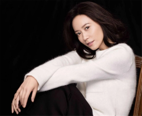 50岁的单身女明星被问生理需求时,她回答让人大跌眼睛