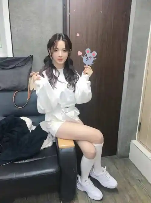 杨超越晒自拍,带火"少女长筒袜",网友:她能红全靠脸!