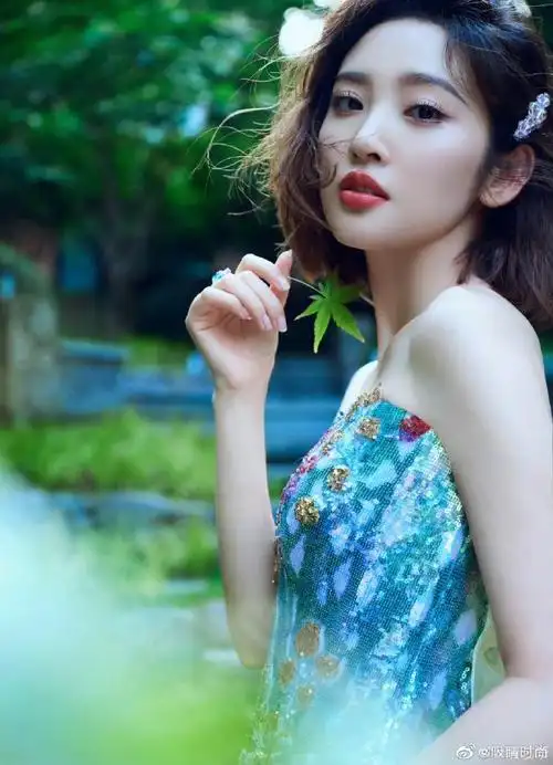 唐艺昕蓝色亮片长裙