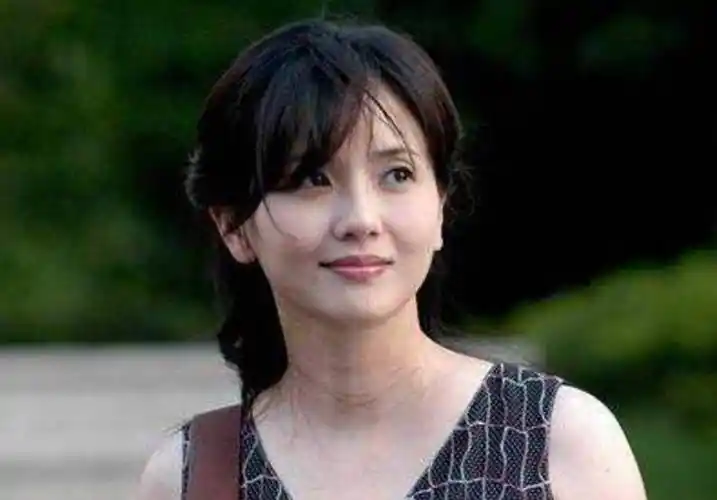 段感情,52岁宠成公主,她为丈夫守寡十年,53岁风采依旧_江珊_张博_时候