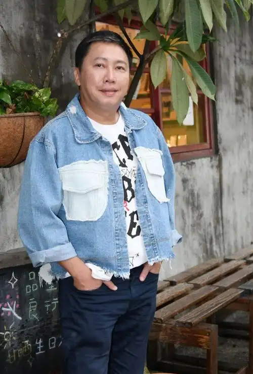 55岁赵正平官宣小21岁女友,承诺给对方一个圆满的婚礼!