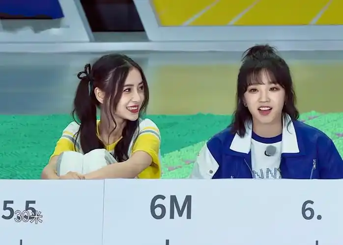 baby为何用手遮脸?看到与宋雨琦被阳光照射的鼻梁,是否整容很清晰