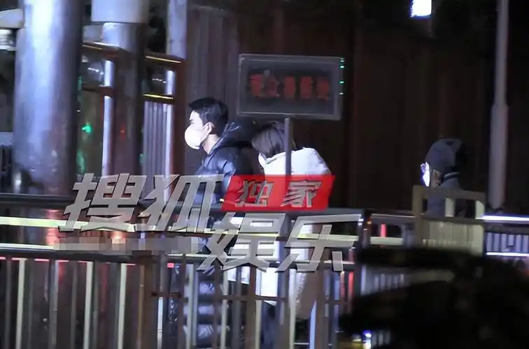 吴磊前往央视大楼彩排兔年春晚,穿羽绒服御寒,两位女助理跟随_leo