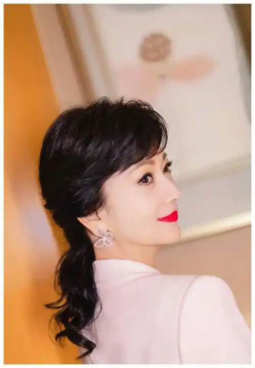 赵雅芝这次有点小性感,裸粉色的西装羽毛裙搭配蝴蝶耳环,好仙美