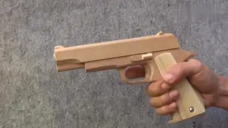 纯手工木质手枪,后坐力很强,发射过程很逼真