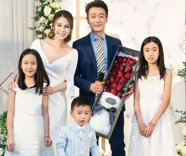 黄磊则是很低调的生了三胎,只是偶尔在《向往的生活》里聊过自己的小