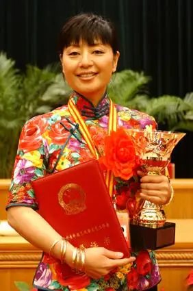 殷秀梅获奖照片中国文联网讯殷秀梅女,汉族,1956年1月出生,中国广播