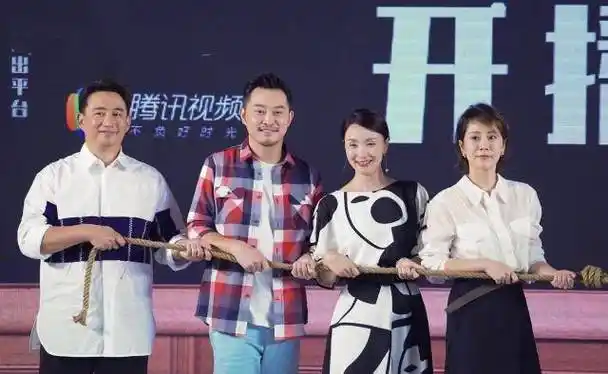 同框营业,同穿黑白裙装47岁小陶虹配红唇气场足,42岁海清优雅范_沙溢