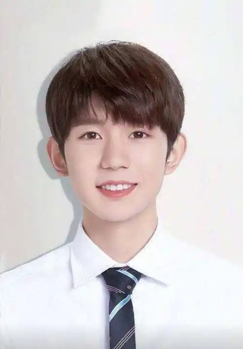 小鲜肉演员的证件照,吴磊又奶又a,丁禹兮全场最佳_张艺兴_王源_肖战