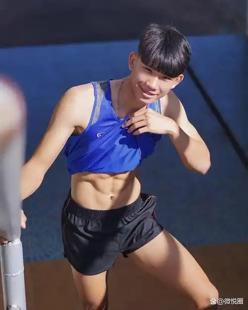 牙套小奶狗竟是精瘦的肌肉男腹肌犹如刀刻难怪受摄影师青睐