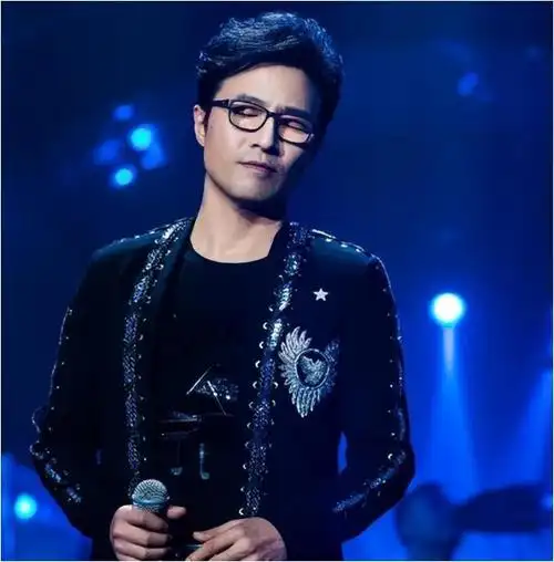 历经三婚两离,汪峰情感路漫漫,幸得章子怡相伴,事业再