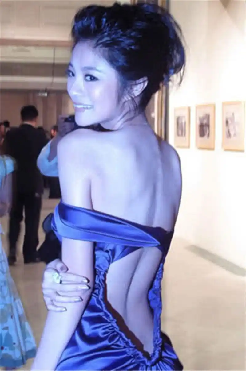 安以轩早期性感写真照流出自称是出道以来自己的最大尺度性感得让人受