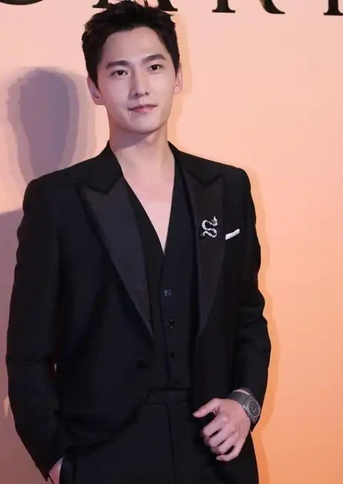 杨洋有成熟男人的样子了穿黑色西装配胸针绅士感藏不住了
