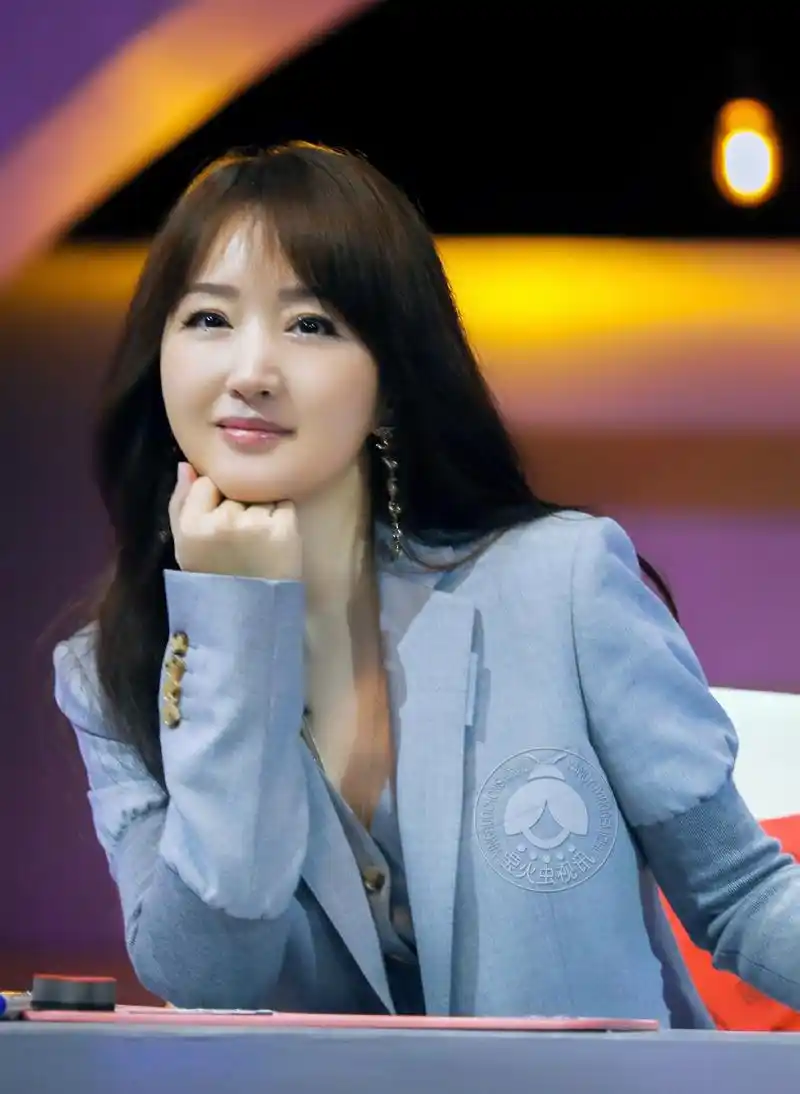 杨钰莹一组《恋梦空间》西装剧照,造型很熟女,脸蛋却很少女