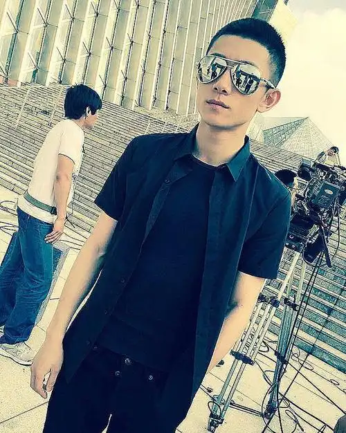 张一山雅痞十足