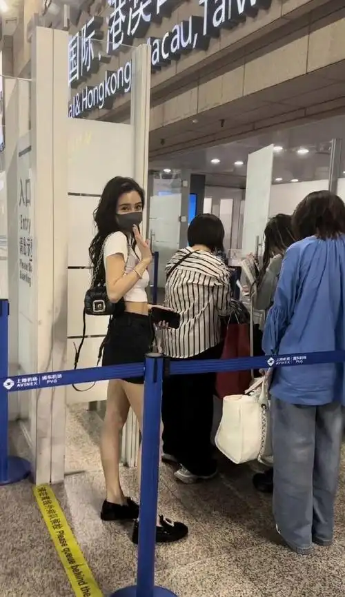 angelababy机场秀腰腿 网友:巴黎时装周等你