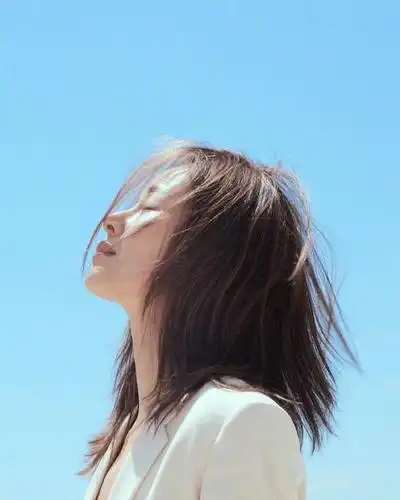 江一燕真会穿身穿一套白色西服套装结合锁骨短发率性又时髦