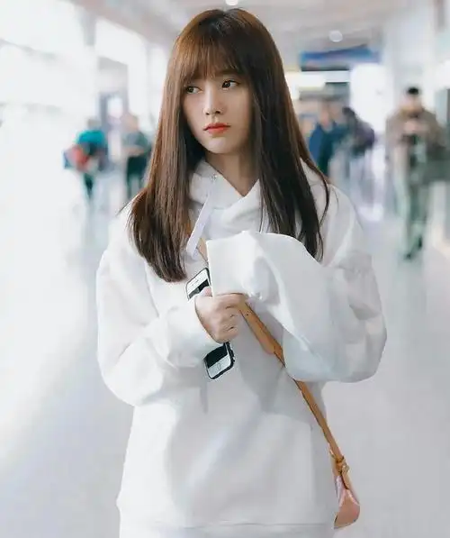 鞠婧祎黄色长发白色卫衣恬静写真!__财经头条